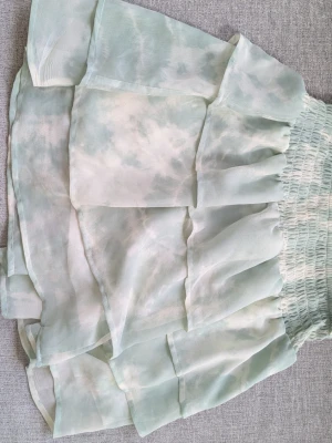 Ljusgrön volangkjol från H&M - Säljer en fin grön kjol från h&m som är perfekt till sommaren. Pris kan diskuteras och är ganska öppen för låga priser, gör gärna ett prisförslag:). Säljer då den ej kommer till användning🌸