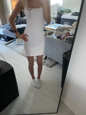 Rosa tight kort klänning - En rosa tight kort klänning från ginatricot💕den är mycket mer ljusrosa i verkligheten än på bild. Aldrig använd men lappen är inte kvar. Banden är justeringsbara🥰