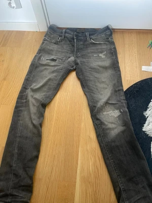 Jack and Jones slim Glenn  - Ett par riktig snygga brallor till ett skönt pris, dem är slim fit och är i storleken 28/30 med snygga slitningar och detaljer till ett bra pris🤗 priset kan diskuteras vid snabb affär 