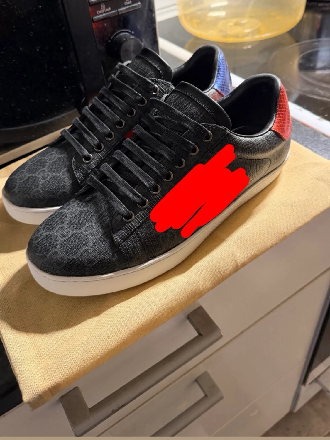 Svarta sneakers med mönster och färgdetaljer - 2