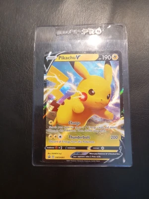 Pikachu V Pokémonkort - Pikachu V samlarkort från Pokémon TCG, med färgstark design och holografiska detaljer. Kortet har 190 HP och attacker som Charge och Thunderbolt. Levereras i skyddande plastficka. Perfekt för samlare eller Pokémon-fans.