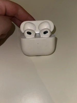 Apple AirPods med laddningsetui - Säljer ett par vita Apple AirPods gen 3 fungerar perfekt inga skador eller liknade på hörlurarna enbart en liten skada på laddningsetuiet men dom AirPodsen laddar utan några problem och samma gäller etuiet 