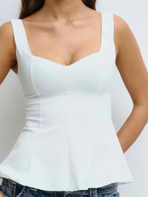 Vit peplum topp  - Superfin trendig peplum topp ifrån Gina 14+ i stl M, perfekt nu till sommaren. Är knappt använd och har inte några defekter, kontakta vid frågor eller fler bilder🤍🤍