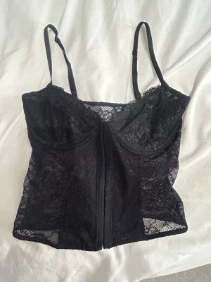 Svart spetskorsett med tunna axelband - Svart corset topp, helt oanvänd men har dragit bort prislapp❣️