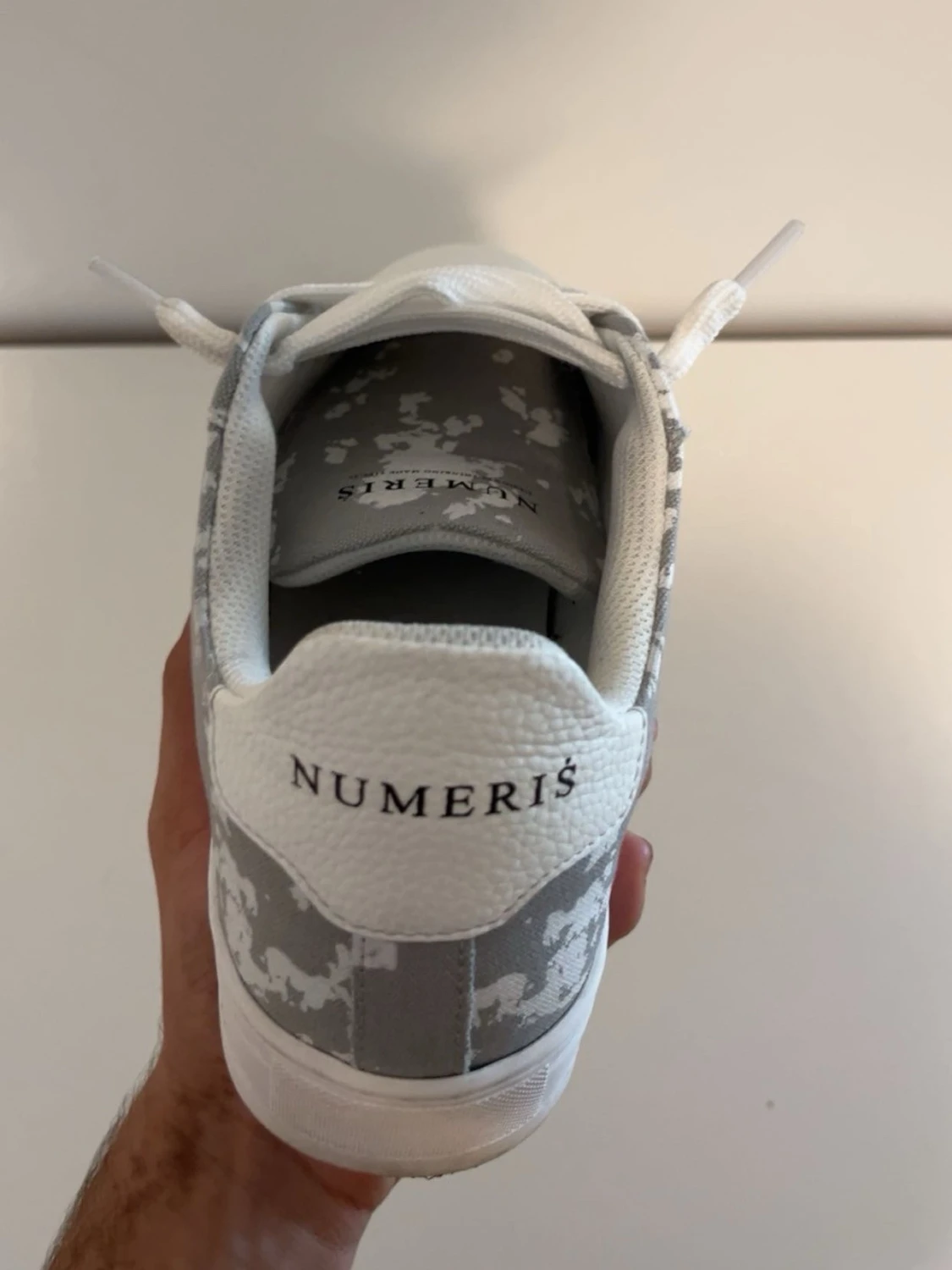 Gråvita sneakers från Numeris