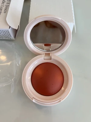 Rare Beauty puder rouge  - Puder rouge från Rare Beauty i färgen LOVE. Kommer i en rund, ljusrosa dosa med spegel i locket och stilren logga på ovansidan. Perfekt för att ge kinderna en fräsch och naturlig glow. Fick den i gåva och aldrig blivit använd. Nypris 400kr