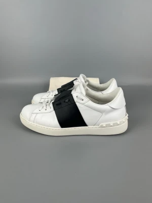 Valentino Open Skor Storlek 42.5 - • The shoes have been gently used and are in very good condition  • Size: 42.5 (fits 43–43.5)  • Color: Black  • Retail price: 7280 SEK / 590€  • Dustbag included