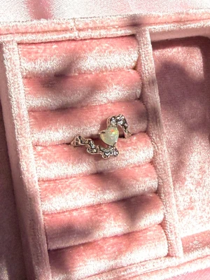 Handgjord Ring Med Opal S925 - Handgjord ring i silver och opal sten, justerbar storlek, allergivänlig, vattentålig och färgar inte av sig! 🫶🏼🌊☀️ 