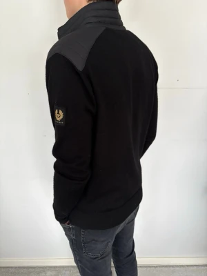 Belstaff Zip tröja! - Säljer nu min Belstaff tröja med paches på axlarna! Litet märke vid sidan av armen samt två dragkedjor som är i hög kvalitet! Nypris 5000! Hör av er vid minsta fundering så löser jag! Modellen är 178 samt 62kg! Storlek M sitter som S-M