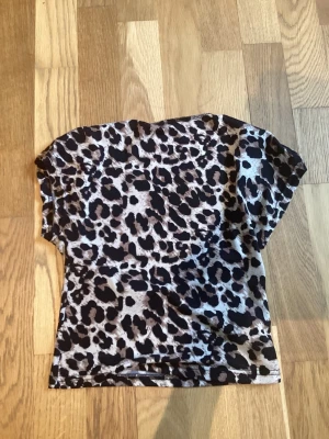 Leopard topp - Leopard topp med öppen rygg, från shein strl 14 år. Som en xxs-s!
