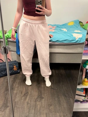 Gym mjukisbyxor - Säljer mjukisbyxor som jag köpte för att gymma i, men blev att dem aldrig användes, älskar färgen! Säljer då jag köpt nya som jag föredrar🫶   Storlek M  Gym sweats sweatpants mjukis