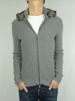 Massimo Dutti hybrid cardigan  - MASSIMO DUTTI HYBRID CARDIGAN RARE Storlek : M Passform : Normal Användning : Jackan är i ett väldigt fint skick utan defekter Nypris : Cirka 1600SEK Modellen på bilden : 182CM och väger 74KG