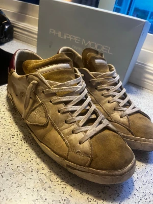  Philippe Model sneakers - Tja! Säljer mina Philippe models. Skorna är i ett helt okej skick det ända ”dåliga” är att de är lite avskavda (se bild 6) dock inget som påverkar användningen. Skorna kommer i Orginalkartongen och du får även med en dustbag till skorna tillsammans med ett kort. Bara att höra av sig vid intresse!🤩