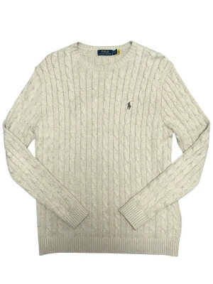 Polo Ralph Lauren Stickad Tröja - Klassisk cable knit från Ralph Lauren i beige. Väldigt fin kvalitet och tidlös design, perfekt för både vardag och mer uppklätt. Skick: 8.5/10 Pris kan diskuteras 📦 Skickas eller möts upp