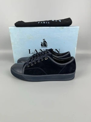 Blåa lanvin skor i mocka matt tå - • The shoes have been gently used and are in very good condition  • Size: EU40 / UK6 (fits 41)  • Color: Navy  • Retail price: 5000 SEK / 450€  • Box & dustbag included