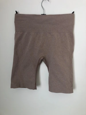 Beige träningsshorts med scrunch - S-M, stretchiga, aldrig använda