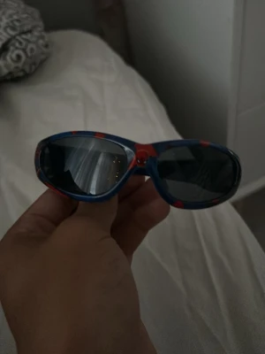 Spider man glasögon  - Säljer nu mina spiderman glasögon i mycket bra skick 