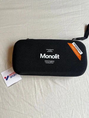 Monolit benskydd i kolfiber - Säljer nu dessa helt oanvända monolit benskydd! De kommer i en snygg kolfiber-look och ett även snyggt fodral. De lättaste och bästa benskydden du kan hitta. Storleken på dem är 14cm. Hör av dig vid funderingar!