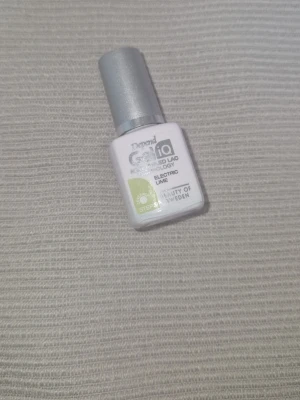 Gellack - Depend Gellack i färgen Electric Lime. Ett gelnagellack med intensiv limegrön nyans och glansig finish. Kommer i en liten, fyrkantig flaska med silverfärgat lock. Perfekt för dig som vill ha en färgstark look på naglarna. Helt ny