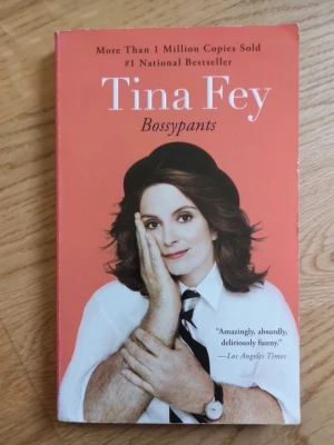 Bossypants av Tina Fey - Bossypants av Tina Fey är en humoristisk självbiografi. Boken blandar personliga berättelser med vassa skämt och reflektioner om livet och karriären. Boken har fått lite smink på sig men inget inuti och inget som påverkar läsningen, vänligen se bilder gör skick. 