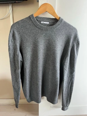 Grå stickad tröja från Zara - En stilren grå stickad tröja från zara i mycket fint skick 