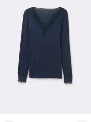Mörkblå långärmad spetsbody - Superfin blå långärmad tröja med spets på från intimissimi tunn och skön i modalkashmir 🤗💞fint skick . Köpte den för 489 kr 💞Priset kan diskuteras vid lätt och snabb affär 🥰