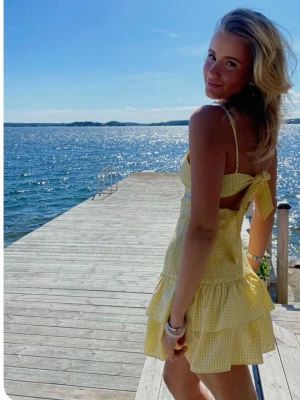 Gul Zara klänning - Säljer denna gula klänningen från Zara som inte går att köpa längre! Använd 1 gång. Perfekt till midsommar och allmänt nu till sommaren 🥰🥰