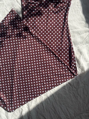 Klänning polka dot - Polka dot klänning 🍒Brun med ljusblåa prickar. Köp med bundle för rabatt! 🤎🩵