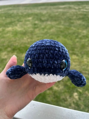Virkad val - Virkad val i mjukt garn, perfekt gosedjur eller som dekoration i hemmet/barnrummet☺️🐳Cirka 8,5cm hög, 16cm bred och 11cm lång💗