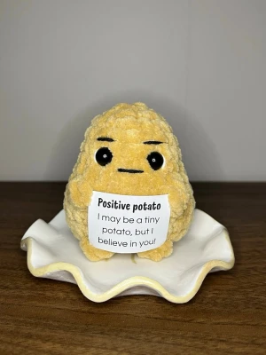 Virkad positive potato - Virkad ”positive potato” med en rumpa, cirka 7cm hög☺️ Perfekt som present eller att ha som dekoration💗