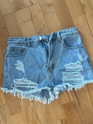 Ljusblå shorts - Ljusblå shorts med slitningar från prettylittlething fint skick!