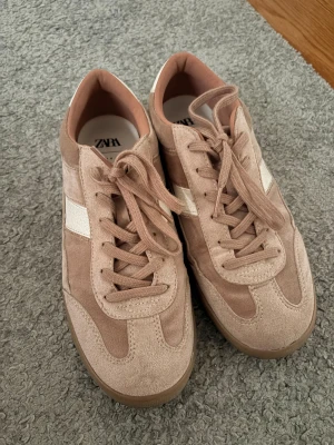 Beige sneakers från Zara med mockadetaljer - Snygga beige/rosa sneakers från Zara med mockadetaljer och är endast använda 1 gång!