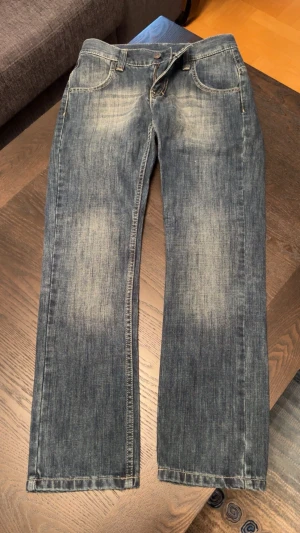 Blå raka jeans med slitningar - Storlek ungefär XS Midja: 35 cm platt ner   Innersben: 66,5 cm Ytterbens: 92 cm   C: