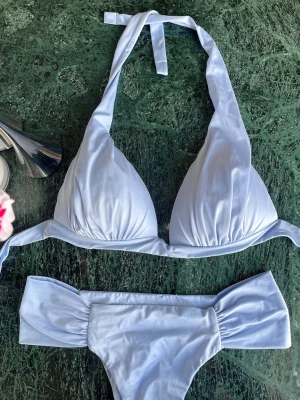 Calzedonia bikini  - Superfin ljusblå halterneck-bikini från Calzedonia. Bikinin har ett silkesliknande tyg och rynkade detaljer. Den är endast testad i butik och inte kommit till användning mer än så