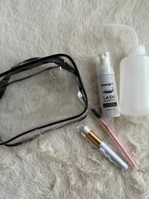 Transparent lash shampoo kit - nytt - ✨ Transparent lash shampoo kit – nytt/oanvänt ✨  Praktiskt och fint lash cleansing kit i transparent necessär – perfekt för rengöring av fransförlängning hemma eller att ha med på resa.  Innehåller: • Transparent necessär • Lash shampoo 60ml • Rengöringsflaska • Rengöringsborste • Spoolie/fransborste  Allt är nytt och oanvänt. Ingen yttre plastförsegling då produkterna levererades så från leverantör.