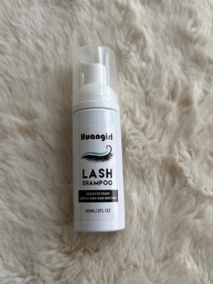 Lash Shampoo 60ml - ✨ Lash shampoo 60ml – nytt/oanvänt ✨  Mild lash shampoo som passar perfekt för rengöring av fransförlängning hemma.  • 60ml • Ny och oanvänd • Ingen yttre plastförsegling då produkten levererades så från leverantör