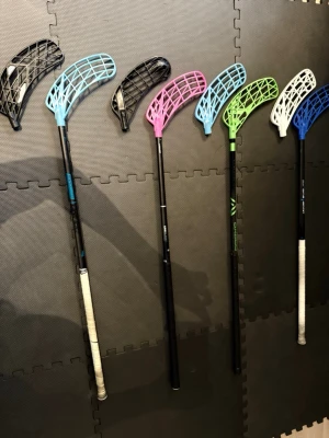Innebandyklubbor - Säljer mina innebandyklubbor och blad pågrund av att jag har slutat. Sammanlagt pris på 3699kr        Separat priser. Unihoc Evolab 96cm: 800kr Oxdog Ultimatelight 96cm: 600kr Unihoc unislim 96cm: 500kr      Unihoc evolite 92cm: 500kr Perfekta klubbor inga fel.   Blad.           99kr st.  Unihoc pp ljus blått.       Unihoc pp titan vit.        Unihoc Zorro blad pe.       oxdog svart.      Ny pris: på allt cirka 10.000kr
