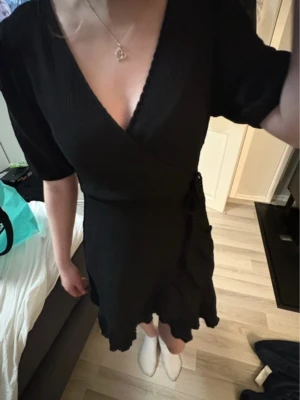 Svart kort klänning - Säljer min svarta kortklännig från Gina Tricot. Storlek XS/S😍
