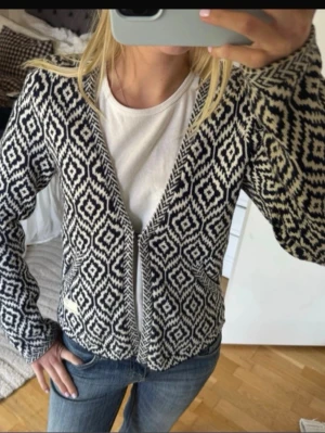 Odd Molly kofta - Jätte fin blå vit mönstrad kofta från Odd Molly! Mycket bra skick💕