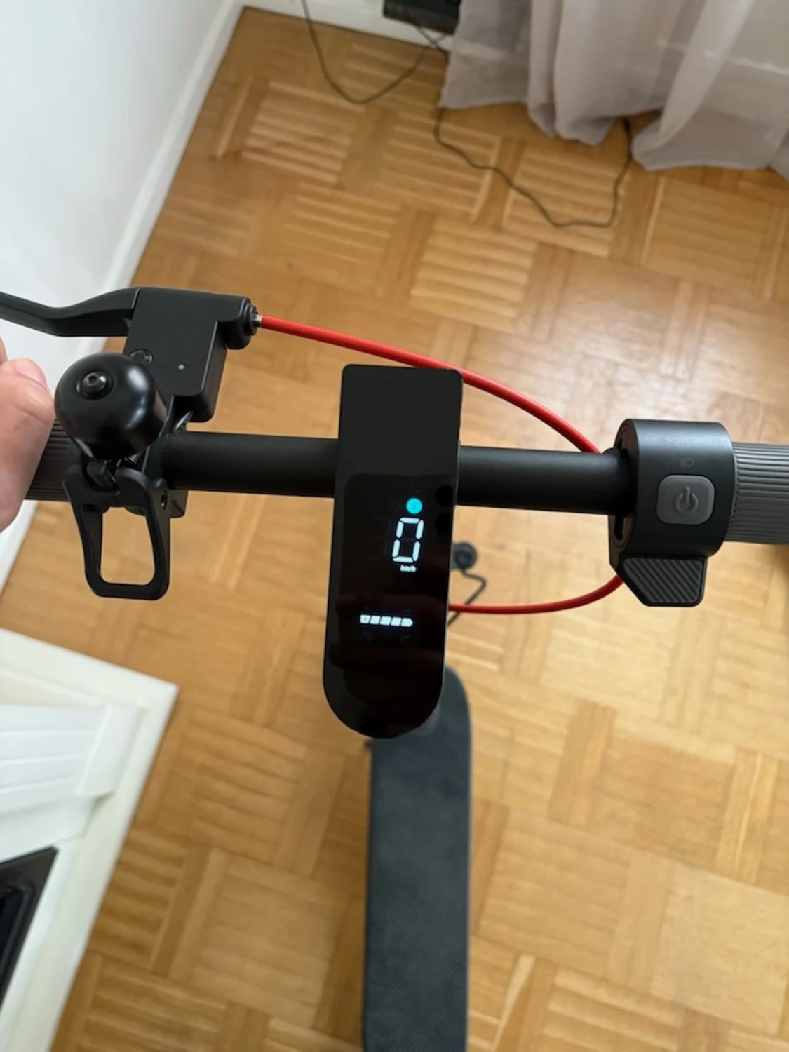 Svart elscooter med röda detaljer - 3