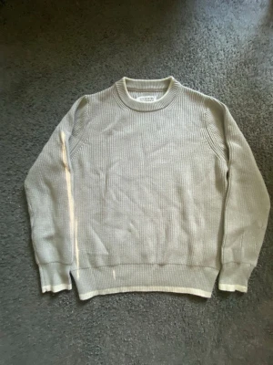 Maison Margela Sweater - Säljer en ljusgrå stickad tröja från Maison Margela i storlek S                        