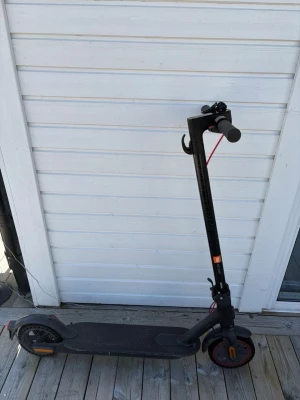 Svart elscooter Xiaomi Mi Electric - Säljer min Xiaomi M365 elscooter då den inte används längre.  Scootern fungerar bra och går ca 25 km/h. Perfekt för att ta sig till jobbet, skolan eller bara glida runt på sommaren. Smidig, lätt att fälla ihop och enkel att ta med i bilen eller kollektivtrafiken.  ✅ Original Xiaomi M365   ✅ Laddare ingår   ✅ Bromsar fungerar bra   ✅ Batteriet håller bra laddning   ✅ Hopfällbar   ✅ Stark och pålitlig  Den är använd så det finns vanliga små märken från användning men inget som påverkar funktionen.