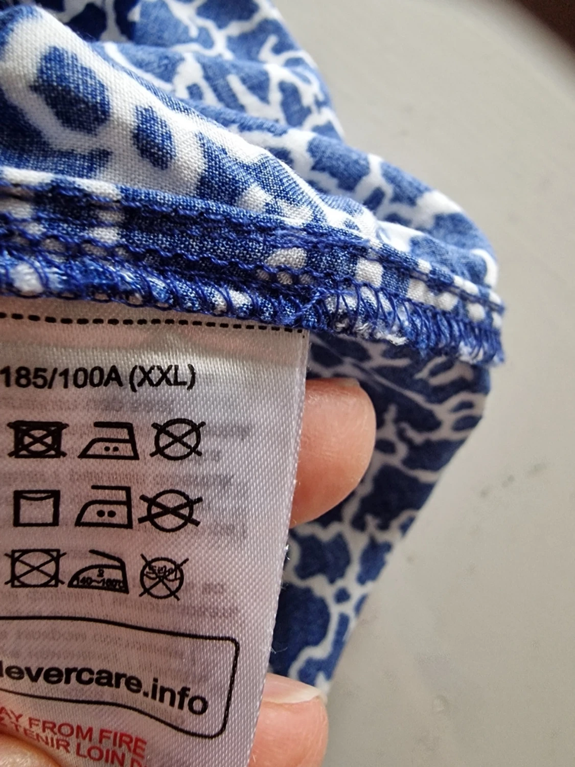 Blåvit mönstrad blus med V-ringning - 6