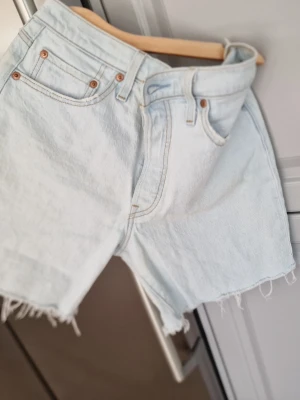 Levi's ljusa jeansshorts - Säljer ett par ljusa jeansshorts från Levi's. Storlek W28. Använd en gång bara. I mycket gott skick. 