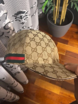 G ucci keps - Helt ny med dust bag. För fler bilder kom pv