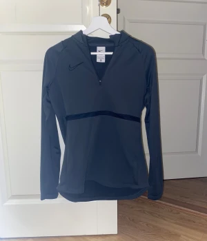 Nike träningströja - Mörkgrå träningströja från Nike i storlek S