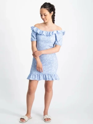 Blå offshoulder klänning med volang - Söt blå kortklänning med vita små blommor, offshoulder-modell och volangdetaljer vid halsringning och nederkant. Klänningen har korta ärmar och figurnära passform, perfekt för sommarens alla tillfällen.