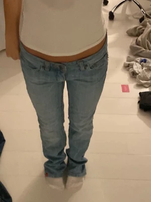 Ljusblå jeans - Säljer ett par ljusblå jeans med klassisk modell och låg midja. Jeansen har en avslappnad passform . Perfekta för en casual och trendig look. Står ingen stolek i men jag brukar ha 32-34 och dom passar mig. hör av er om de är något ni undrar (inte mina bilder)❤️