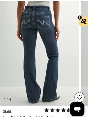 Mörkblå bootcut jeans från Nelly!💘 - Jättefina mörkblå jeans med vita detaljer på fickorna från Nelly💘Knappt använda!