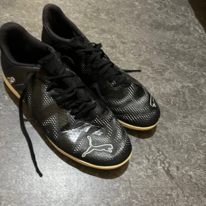 Svarta fotbollsskor från Puma - Säljer ett par svarta fotbollsskor från. Perfekt för inomhusspel eller futsal.